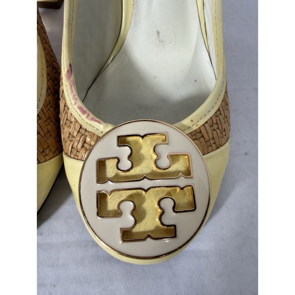Tory Burch Rafia Pumps Yellow Patent Cap Toe Logo‎ Medallion Block Heel - Picture 3 of 9